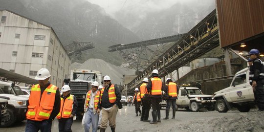 KKB sandera karyawan PT Freeport dan rusak jalan