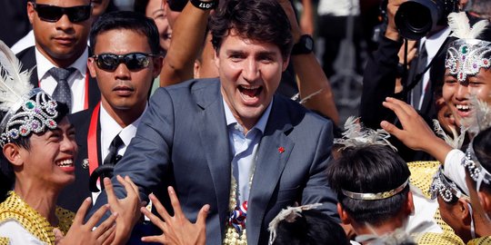 Tiba di Filipina, PM Justin Trudeau langsung dikerubungi para penggemar