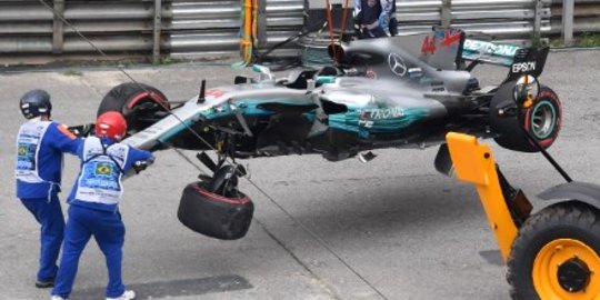 Tabrak pembatas, ini kondisi mobil F1 Hamilton yang hancur