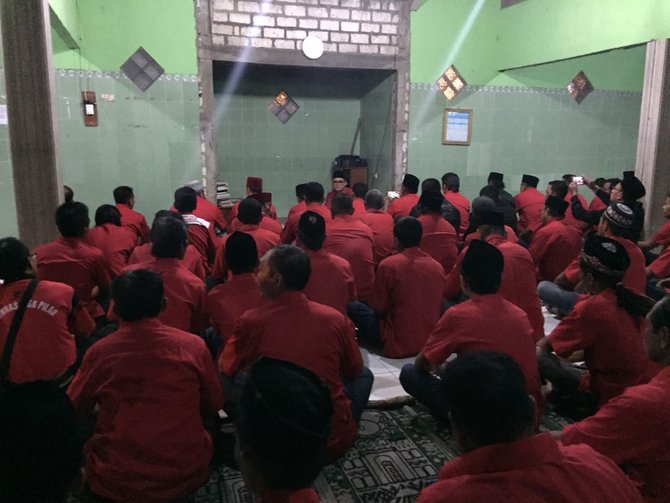 azwar anas salat berjamaah bareng kader pdip di lamongan