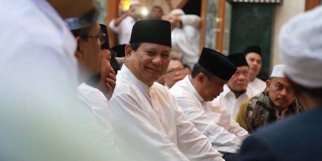 Prabowo unggah foto salat subuh di akun twitter | merdeka.com