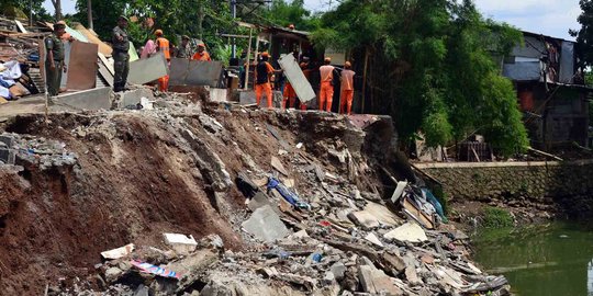 Longsor turap Kali Bintaro hancurkan 4 rumah warga