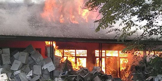 KPU & Panwaslu Bekasi inventarisir sisa kebakaran gudang surat suara