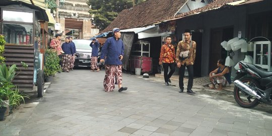 Prabowo kenakan pakaian khas Jawa saat ziarah ke makam raja Mataram