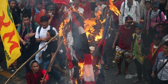 Kecam kunjungan Trump, ribuan warga Filipina bakar bendera AS