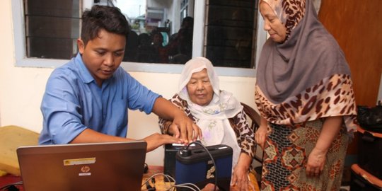 Warga lansia di Kota Malang bisa rekam data e-KTP dari rumah