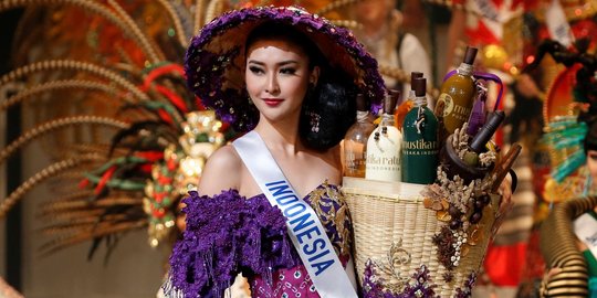 Pesona kecantikan Kevin Liliana berbusana 'Mbok Jamu' di Miss Internasional