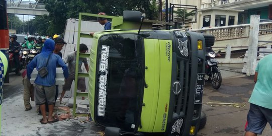 Truk terguling gara-gara lubang bekas galian kabel di Tebet