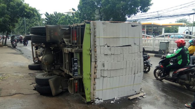 truk terguling di jalan soepomo