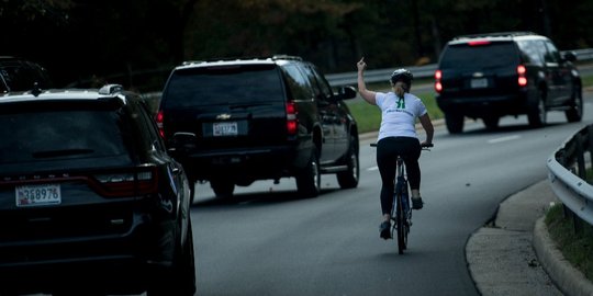 Pesepeda acungkan jari tengah ke rombongan Trump dapat sumbangan Rp 1 M