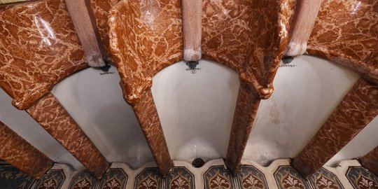 Intip isi toilet bernilai seni dan arsitektur unik di Liverpool