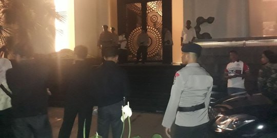 Penyidik KPK bawa koper masuk ke dalam rumah Setya Novanto