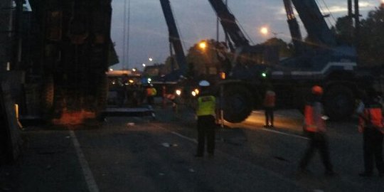 Rambu VMS di KM 15 Tol Jakarta-Cikampek roboh, lalu lintas macet total