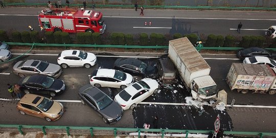 Tragisnya kecelakaan beruntun puluhan kendaraan di China, 18 orang tewas