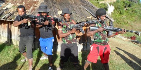 Isolasi warga, kelompok bersenjata Papua putuskan akses jalan di 3 titik