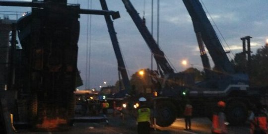 Jalur arteri macet imbas crane terbalik di Tol Cikampek, lalu lintas dialihkan