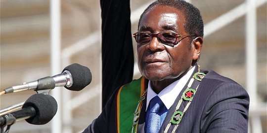 Robert Mugabe masih menolak mundur meski ditekan militer Zimbabwe