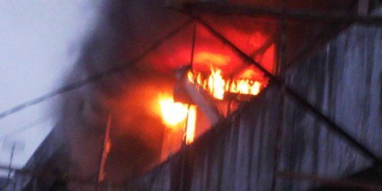 Lantai 2 pasar grosir terbesar di Sumbar terbakar