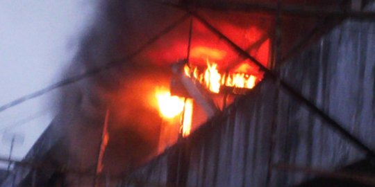 Pasar Aur Kuning terbakar, barang dagangan dievakuasi ke terminal