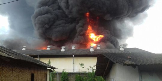 Diduga karena korsleting, pabrik tiner di Tangerang terbakar