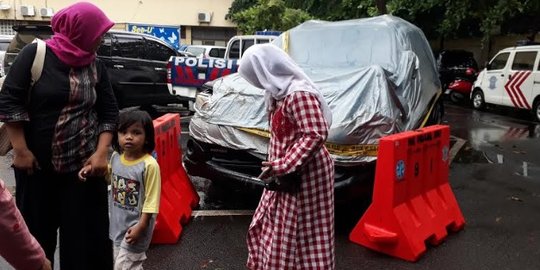 Ibu dan anak-anak berebut foto di depan Fortuner yang ditumpangi Setnov