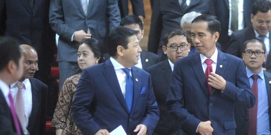 Jokowi hanya tertawa saat ditanya kapan jenguk Setnov