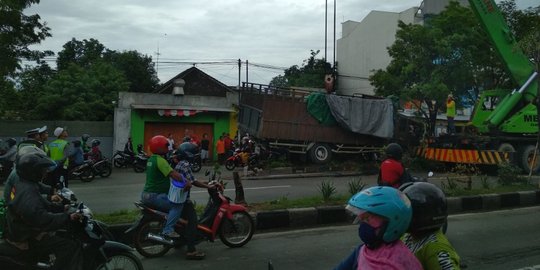 Sopir ngantuk, truk fuso tabrak pohon hingga terguling di Jalan Solo-Surabaya