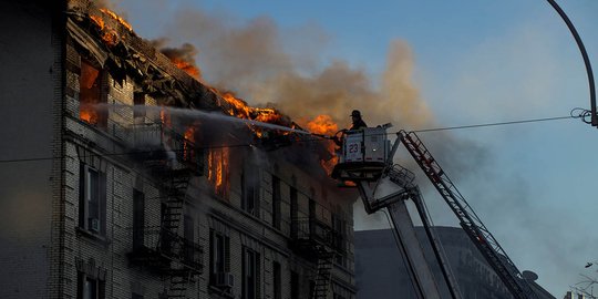 Ganasnya kebakaran lahap gedung di pusat New York