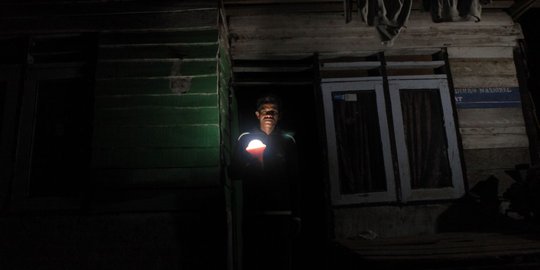 Masyarakat Desa Sori NTB terima 110 lampu tenaga surya