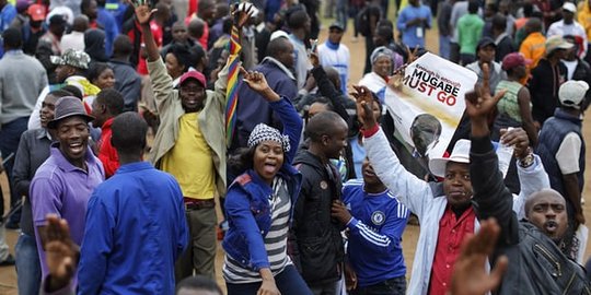 Mugabe bakal dipecat dari partai, ribuan rakyat girang serukan dia mundur