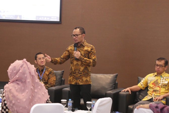 menaker hanif saat menghadiri acara dialog bersama menteri ketenagakerjaan bertajuk let039s do something for nation