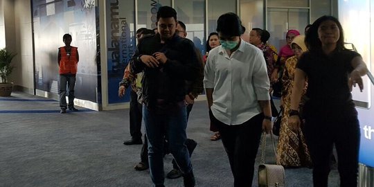 Tak ada penyambutan khusus Kahiyang-Bobby saat tiba di Medan