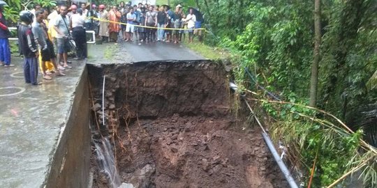 Dua jam diguyur hujan, jalan penghubung desa di Tabanan ambles