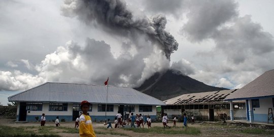 Gunung Sinabung erupsi, lemparkan abu vulkanik setinggi 3.200 meter