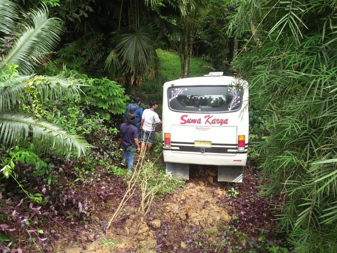 bus terperosok di jalur samarinda bontang