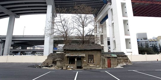 Pemandangan unik rumah-rumah 'keras kepala' yang menolak dibeli pengembang