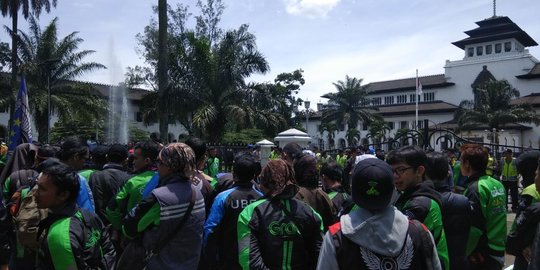 Aksi di Gedung Sate, sopir transportasi online curhat masih jadi sasaran kekerasan