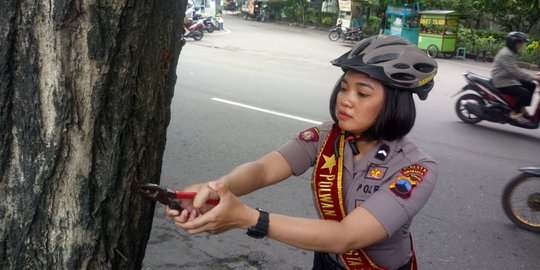 Sambut Hari Pohon, Polwan cantik di Solo cabuti paku