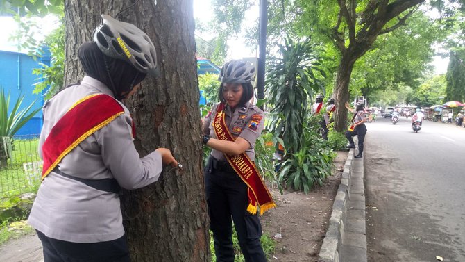 polwan cantik cabut paku di pohon