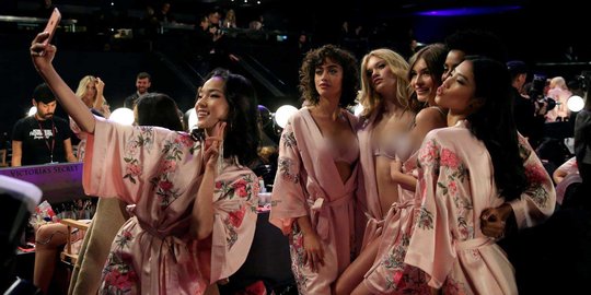 Intip kesibukan para model Victoria's Secret Shanghai di belakang panggung