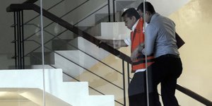 Jalani pemeriksaan kedua, Setya Novanto dipapah naik tangga KPK