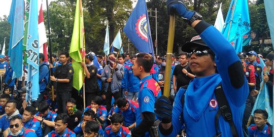 Tolak UMP Rp 1,5 juta, buruh kepung Gedung Sate Bandung