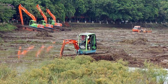 Antisipasi banjir, lumpur dan tanaman liar di Situ Babakan dikeruk