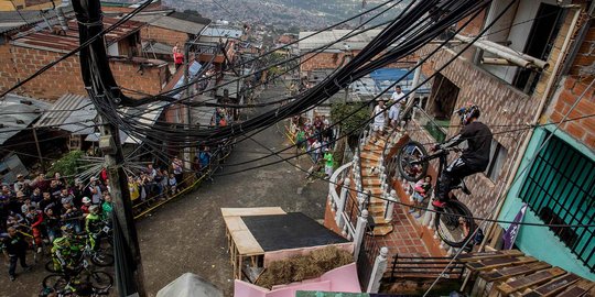 Ekstremnya balap sepeda di tengah permukiman padat Kolombia