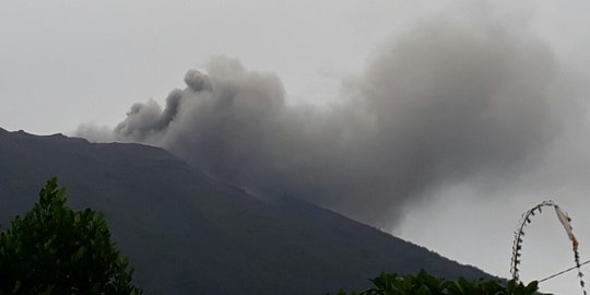 Gunung Agung semburkan asap, warga diminta menjauh dari zona bahaya