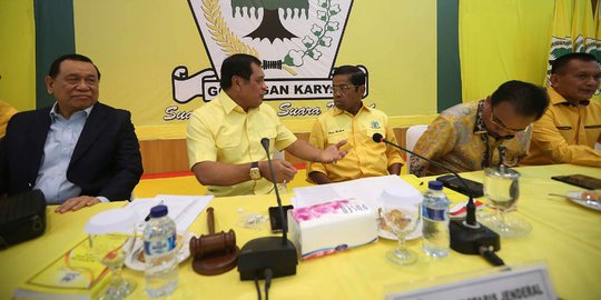 Pleno Golkar berdebat keras antara yang loyal dan kontra Setya Novanto