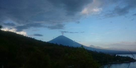 Kemenhub: Gunung Agung meletus tak bahaya bagi penerbangan