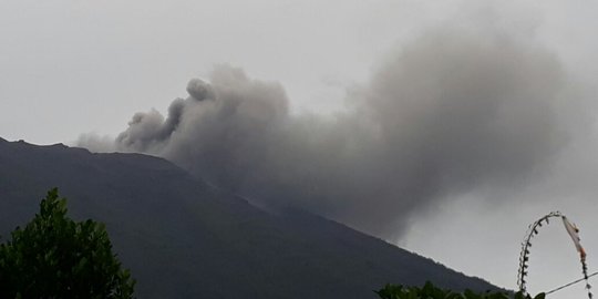 PVMBG sebut ada sumbatan lava di kawah Gunung Agung