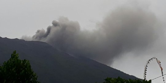 Desa di zona rawan bencana Gunung Agung diselimuti hujan abu