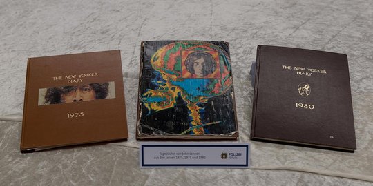 Ini buku harian dan barang pribadi John Lennon yang dicuri 11 tahun lalu